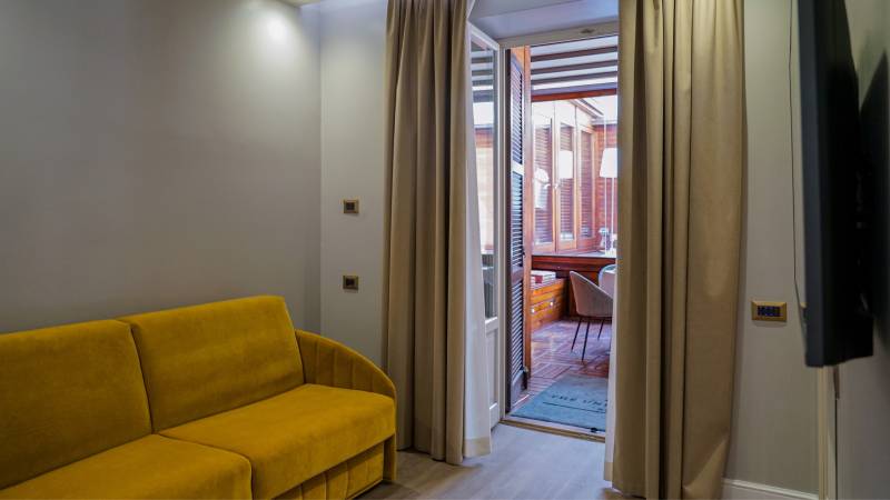 THE-UNIQUE-HOTEL-MILANO-BRERA-SUITE-JACUZZI-sofa