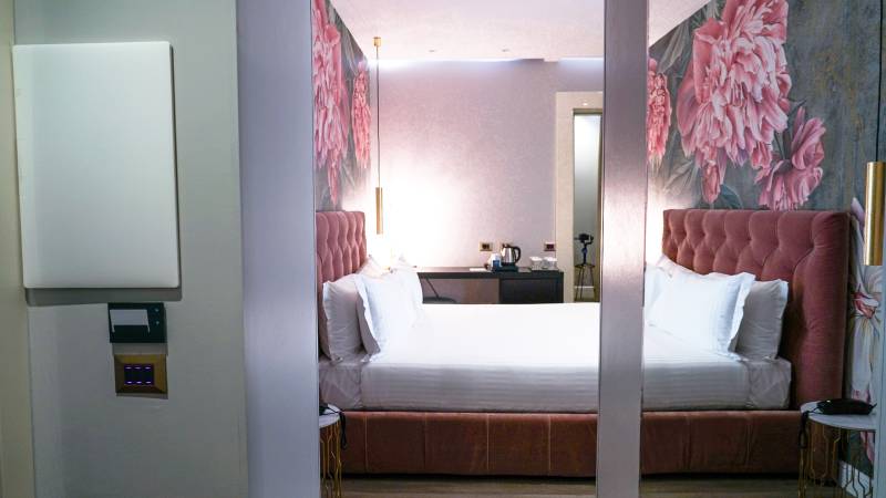 THE-UNIQUE-HOTEL-MILANO-BRERA-SUITE-JACUZZI-letto